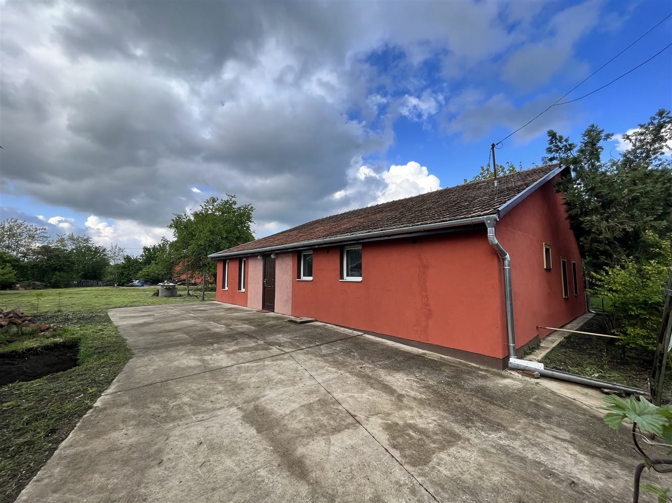 Biharugrán a központhoz közel, teljesen felújított 3 szobás családi ház eladó