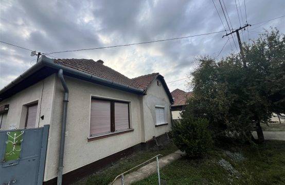 Méhkeréken a központhoz közel 3 szobás kertes ház akciós áron eladó