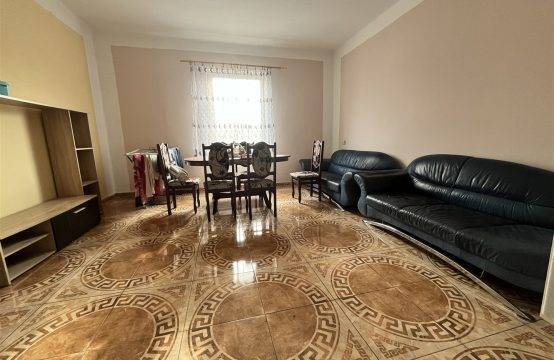 Sarkadon 2 szobás, nappalis részben felújított téglaház eladó