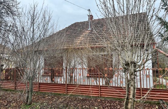 AKCIÓS áron eladó Sarkadon 5 szobás felújítandó családi ház