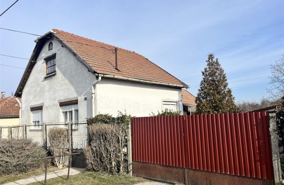 Sarkad egyik legjobb környékén padlásszobás téglaház eladó