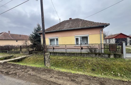 Kötegyánban eladó jó állapotú, tégla építésű családi ház, aszfaltozott utcában!