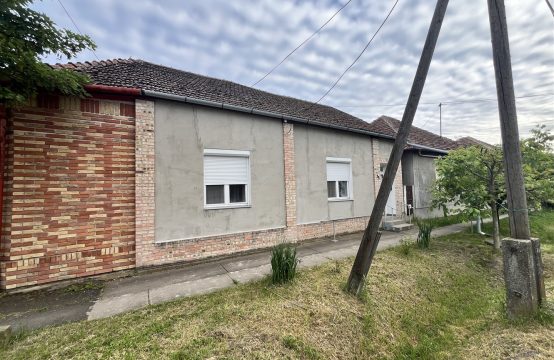 Eladó ikerház Sarkadkeresztúr központjában – külön nyárikonyhával és garázzsal!