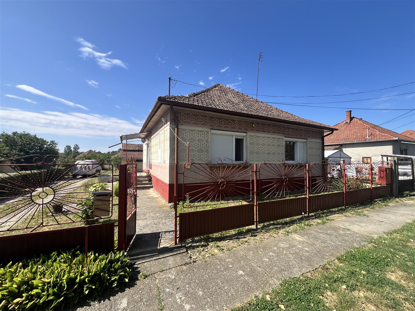 Gyula &#8211; Gyulaváriban a kastélyhoz közel jó állapotú 2 szobás téglaház eladó