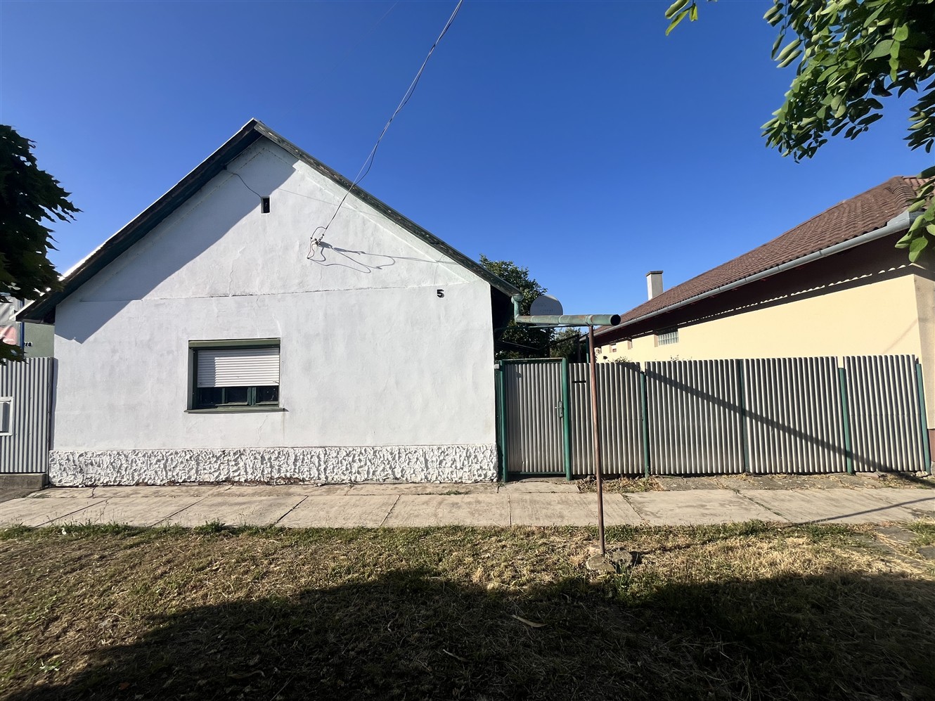 Sarkadon a központhoz közel berendezett 2 szobás családi ház eladó