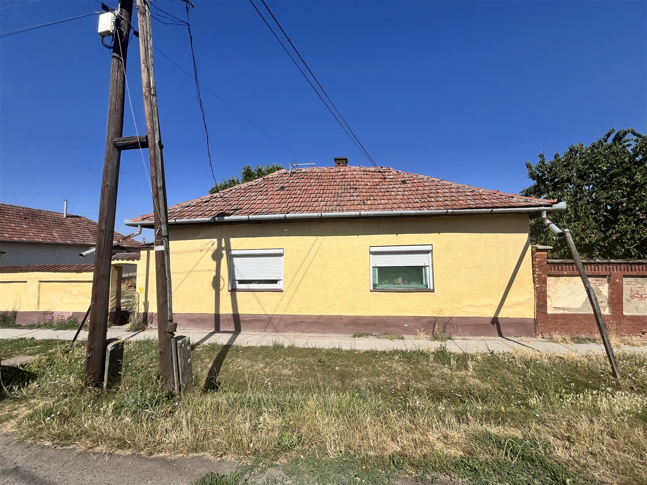 Sarkadon 2 szomszédos ház egy áráért eladó!