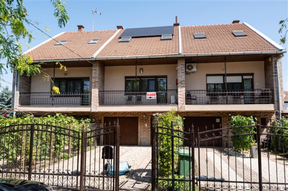 Gyula egyik legjobb részén, a fürdőtől pár száz méterre teljesen felújított, azonnal költözhető sorház eladó!