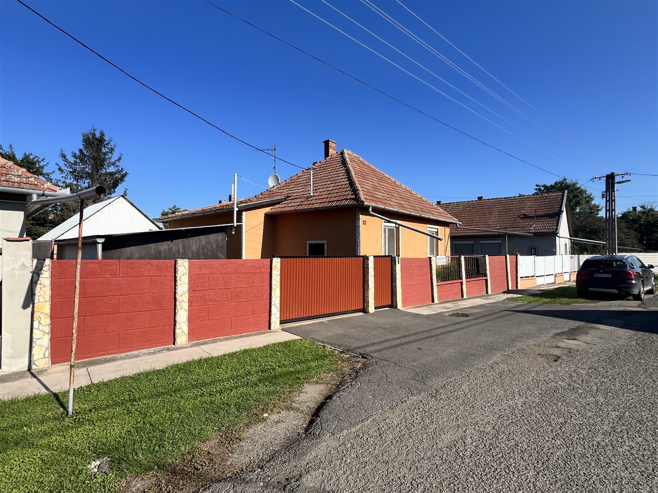 Sarkad csendes kis utcájában a központhoz közel 5 szobás tégla építésű, felújított családi ház eladó