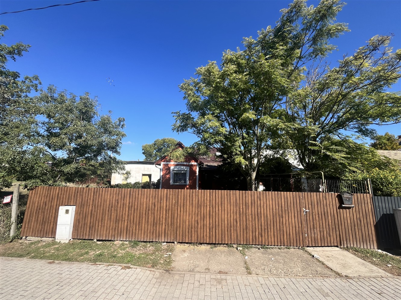 Sarkadon a városközpontban 80 nm-es 3 szobás, tégla építésű kertes ház akciós áron eladó