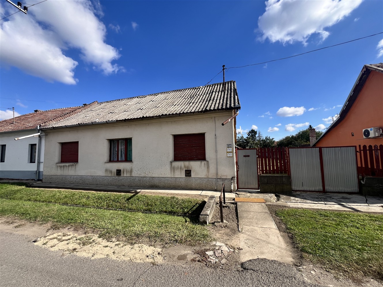 Sarkadon a központhoz közel 2 szobás 75 nm-es családi ház eladó