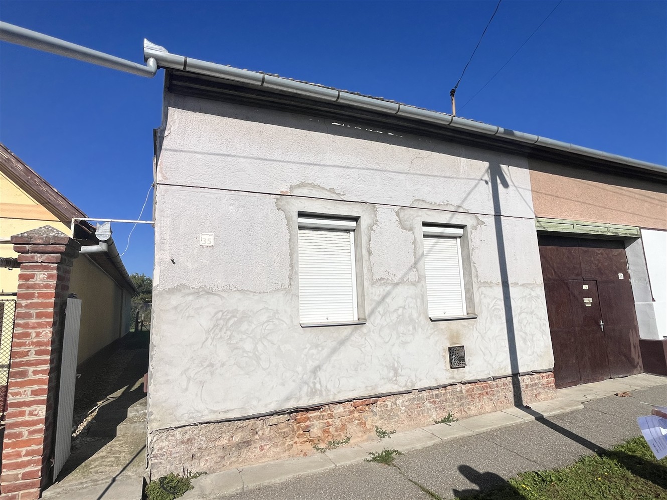 Sarkadon a központhoz közel eladásra kínálunk egy felújított 1 szobás, tégla építésű lakrészt saját kerttel