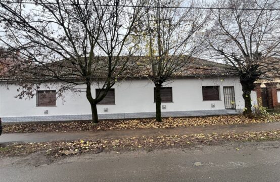 Sarkad egyik főutcáján, jó környéken, a központhoz közel 3 szobás 120 nm-es családi ház eladó